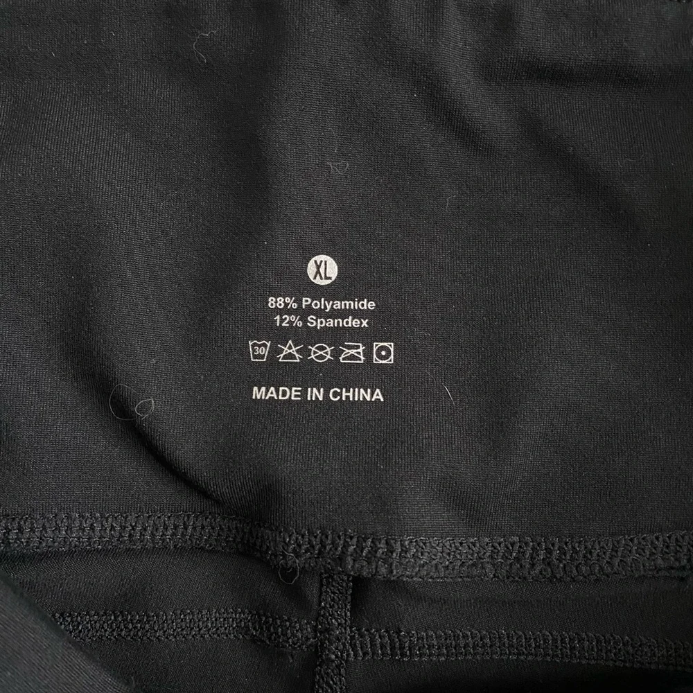 Black High-Waisted Leggings with Side Pockets - Picture 3 of 4